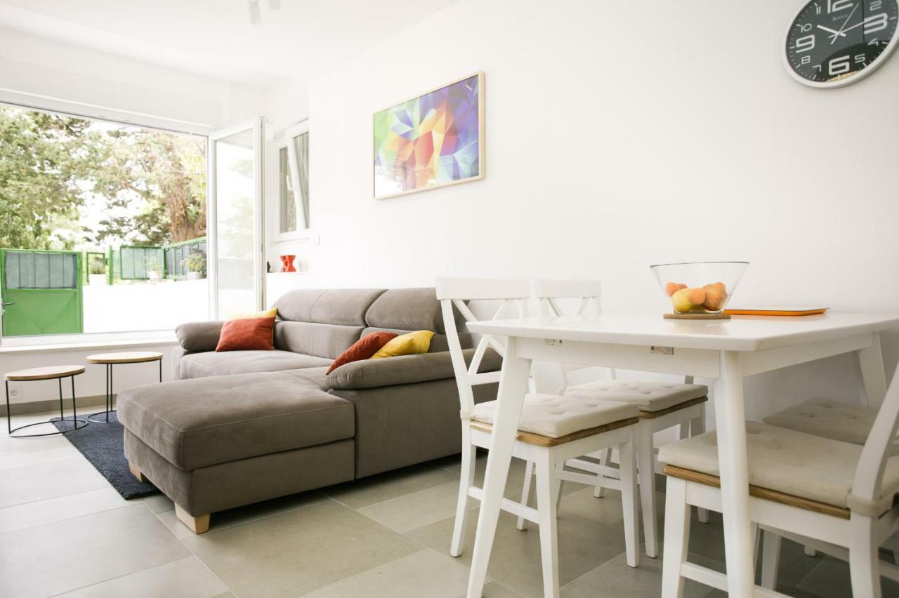 Apartment Retreat @ Town Center W/terrace